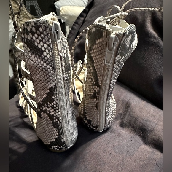 Flat, gladiator style sandals - Picture 5 of 7